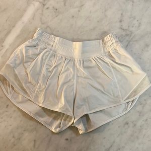 Lululemon Hotty hot 2.5 inseam shorts in White size 4